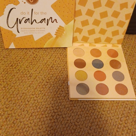 Graham Eyeshadow Palette - Picture 3 of 4